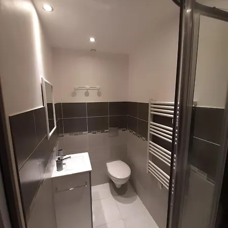 2 Personnes Jardin Terrasse Jacuzzi A 2km Des Plages Fréjus